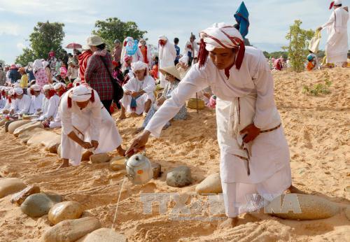 Đồng bào Chăm theo đạo Hồi ở Ninh Thuận đón Tết Ramưwan năm 2017